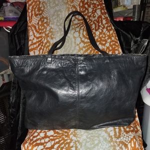 Beautiful vintage soft leather LATICO-NJ-USA shoulder bag..